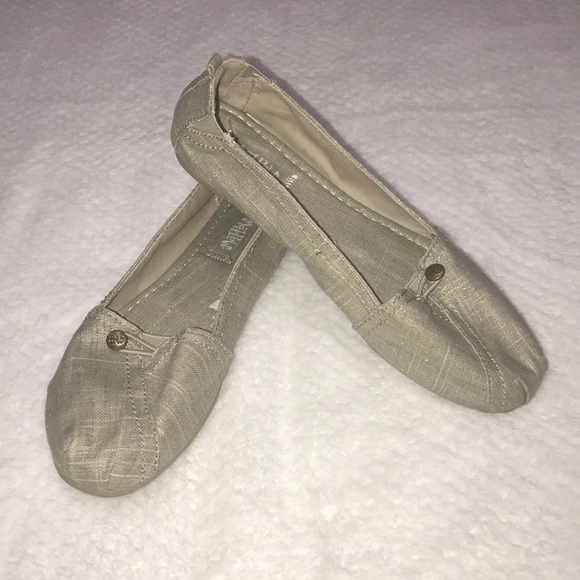 Mad Love Shoes - Like New Mad Love Slip On Flats Tan Canvas with Gold Threading Size 9